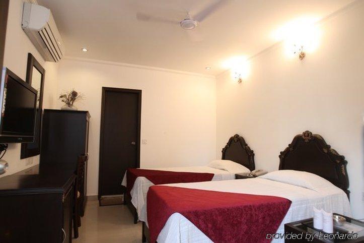 Hotel Clark Heights Yeni Delhi Oda fotoğraf